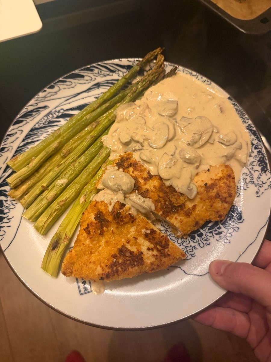 Zelfgemaakte kipschnitzel met romige champignonsaus en groene asperges